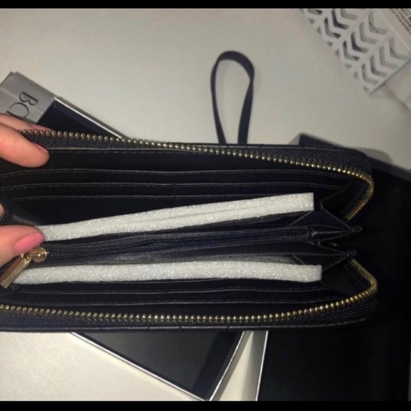 *SOLD* BCBG Wristlet / Clutch - Picture 7 of 7